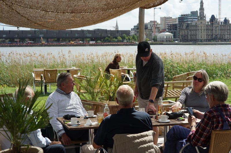 Het terras van brasserie Liberty met zicht op Antwerpen